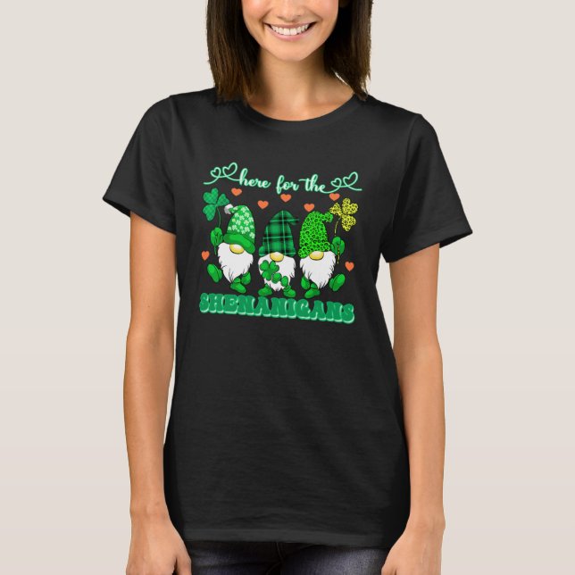 Camiseta St Patrick s Day Gnome Lucky Here For The Shenanig (Anverso)