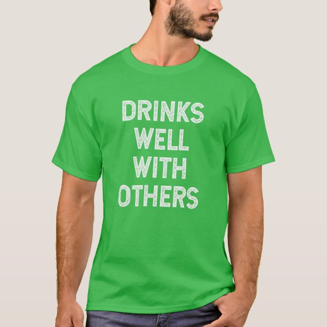 Camiseta St Patricks Bebe Bien Con Otros (Anverso)