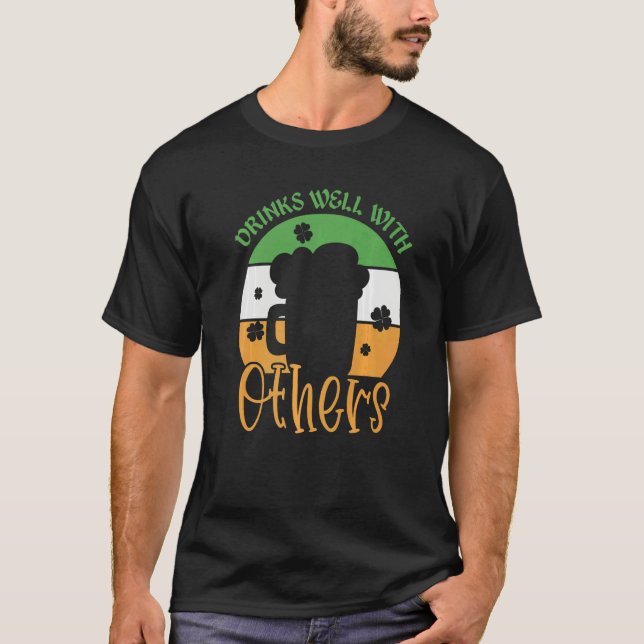 Camiseta St Patricks Day Drinking Drinks Well With Other Vi (Anverso)