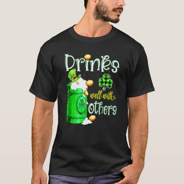 Camiseta St Patricks Day Drinking Drinks Well With Others B (Anverso)