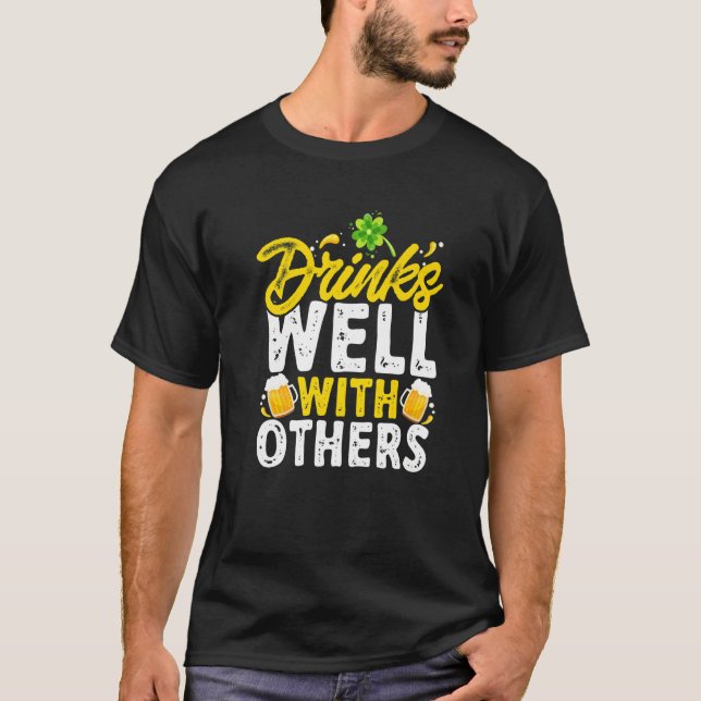 Camiseta St Patricks Day - Drinks Well With Others Premium (Anverso)