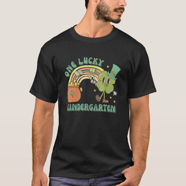 Camiseta St Patricks Day Groovy Shamrock One Lucky Kinderga (Anverso)