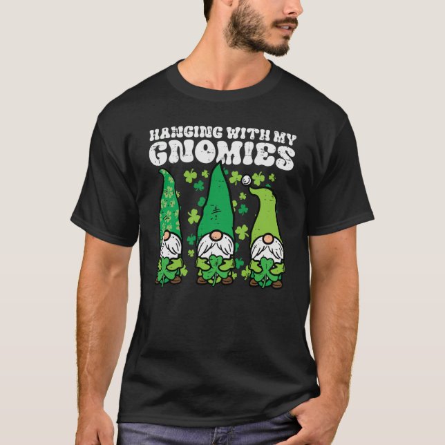Camiseta St Patricks Day Hanging With Gnomies Gnomes Men Wo (Anverso)
