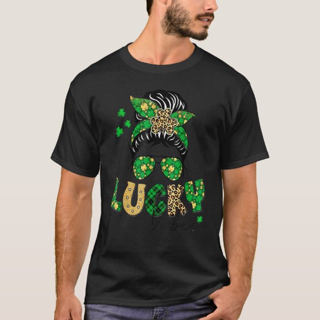 Camiseta St Patrick's Day Lucky Vibes Sunglass Messy Bun Le (Anverso)