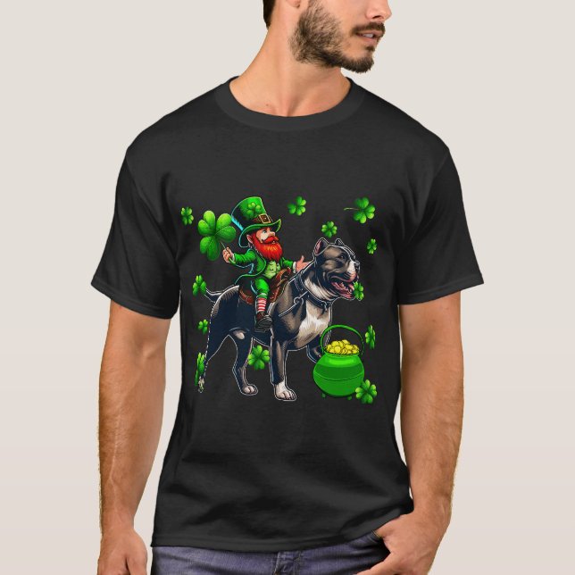 Camiseta St Patrick's Day Man Riding Pit Bull Shamrocks (Anverso)