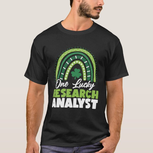 Camiseta St Patricks Day One Lucky Research Analyst (Anverso)