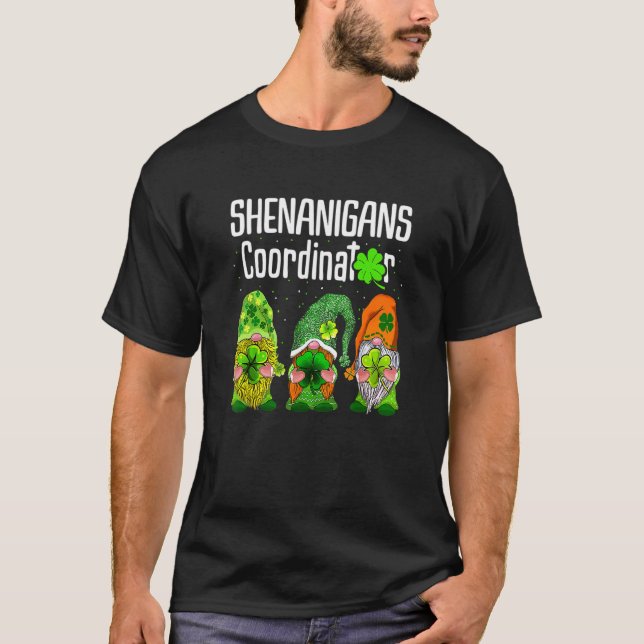Camiseta St Patricks Day Shenanigans Coordinator Gnomes Gre (Anverso)