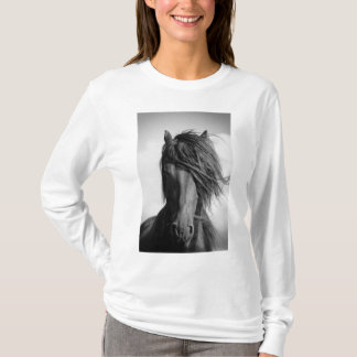 Camiseta Stallion frisón en el viento.