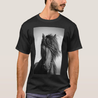 Camiseta Stallion frisón en el viento.