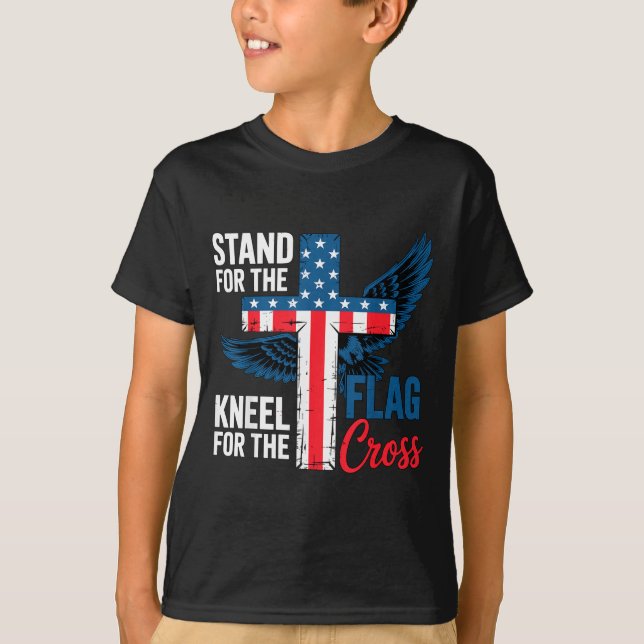 Camiseta Stand For The Flag, Kneel For The Cross Patriotic  (Anverso)
