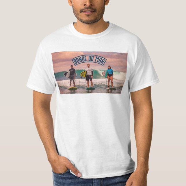 Camiseta Standing on The Board -Bonde do Mar (Anverso)