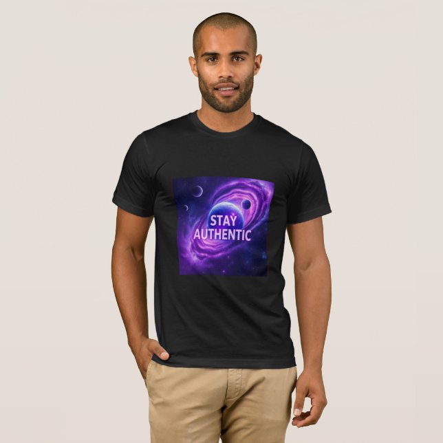 Camiseta Stay Authentic T-Shirt | Cosmic Exploration Motiva (Anverso completo)
