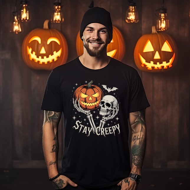 Camiseta Stay Creepy Skeleton Hands Holding Pumpkin & Skull (Subido por el creador)