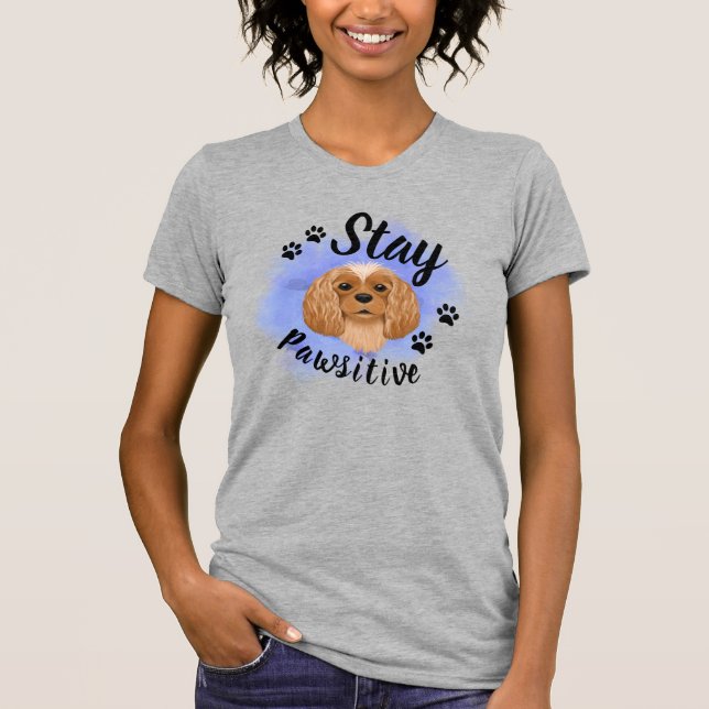 Camiseta Stay Pawsitive Ruby Cavalier King Charles (Anverso)