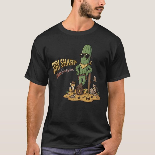 Camiseta Stay Sharp Desert Legend Cowboy Cactus Illustratio (Anverso)