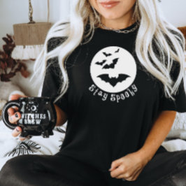 Camiseta Stay Spooky Halloween Tee - Bats Flying Past Moon