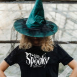 Camiseta Stay Spooky Witness Witness Witch Halloween es gra<br><div class="desc">Evocar el encanto de Halloween con nuestras divertidas camisetas de 'Stay Spooky Witches'. Sumérgete en un mundo de humor malvado y estilo espeluznante, mientras celebras la temporada más espeluznante. Celebra la temporada con un toque de humor, haciendo una declaración que es a la vez espeluznante y entretenida. Una encantadora adición...</div>