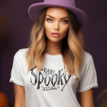 Camiseta Stay Spooky Witness Witness Witch Halloween es gra<br><div class="desc">Evocar el encanto de Halloween con nuestras divertidas camisetas de 'Stay Spooky Witches'. Sumérgete en un mundo de humor malvado y estilo espeluznante, mientras celebras la temporada más espeluznante. Celebra la temporada con un toque de humor, haciendo una declaración que es a la vez espeluznante y entretenida. Una encantadora adición...</div>