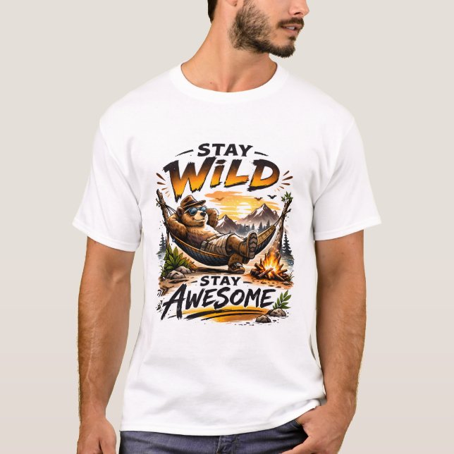 Camiseta Stay Wild Stay Awesome Bear Camping Adventure Art. (Anverso)