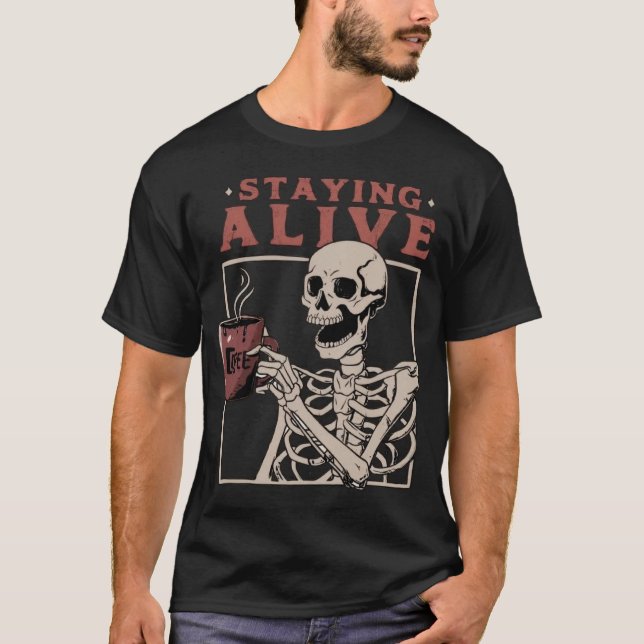 Camiseta Staying Alive Coffee Halloween  Skeleton (Anverso)