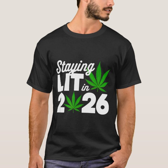 Camiseta Staying Lit 2026 High Wasted Weed New Years Funny  (Anverso)