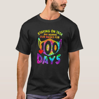 Camiseta Staying On Task And Wearing Our Masks 100 Days Tie