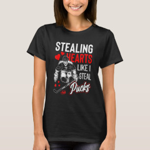 Camiseta Stealing Hearts Like I Steal Pucks Valentines Day 