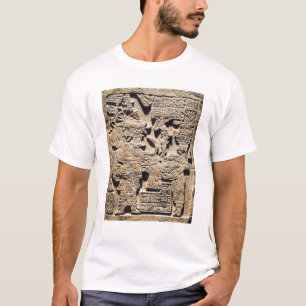 Camiseta Stela que representa un alto sacerdote y a una