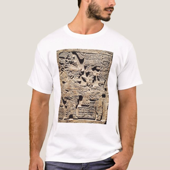 Camiseta Stela que representa un alto sacerdote y a una (Anverso)