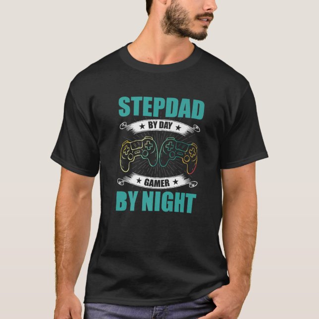 Camiseta Step-Dad By Day Gamer By Night Video Game Stepdad (Anverso)