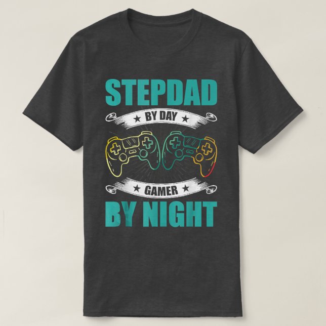Camiseta Step-Dad By Day Gamer By Night Video Game stepdad  (Diseño del anverso)