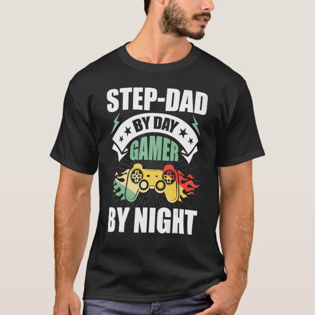 Camiseta Step Dad By Day Gamer By Night Video Game Stepdad (Anverso)