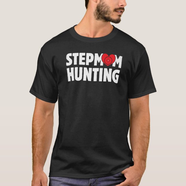 Camiseta Stepmom Hung: Mujer cazadora diciendo el Chiste de (Anverso)