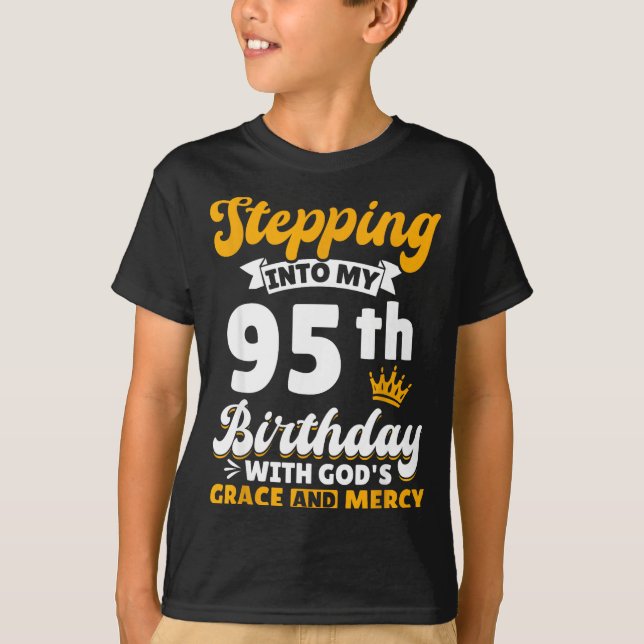 Camiseta Stepng Into My 95th Birthday With Gods Grace And M (Anverso)