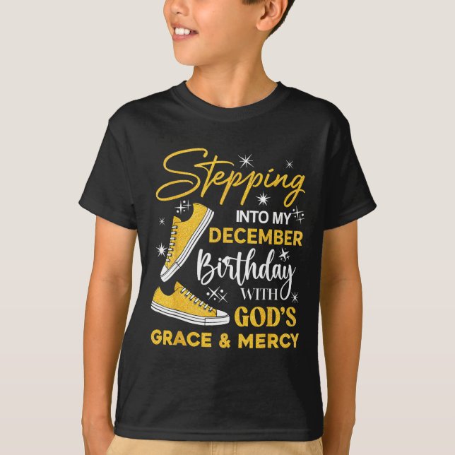 Camiseta Stepng Into My December Birthday With God Grace Me (Anverso)