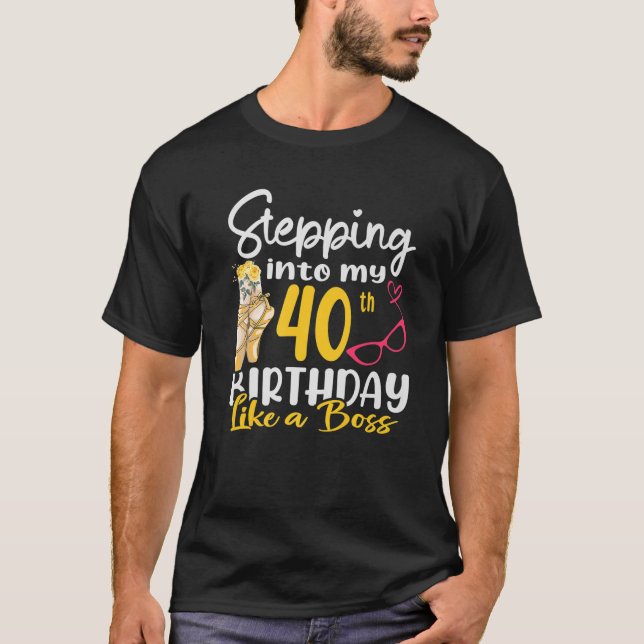 Camiseta Stepping Into My 40Th Birthday Like A Boss For 40 (Anverso)
