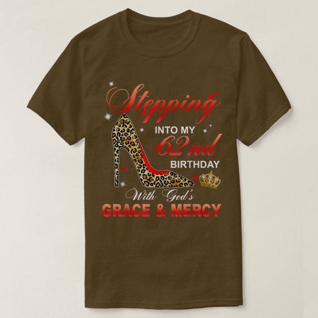 Camiseta Stepping Into My 62nd Birthday With Gods Grace And (Diseño del anverso)