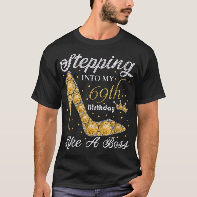 Camiseta Stepping Into My 69th Birthday Like A Boss Bday Gi (Anverso)