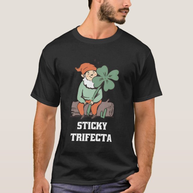 Camiseta Sticky Trifecta Cute Retro Lucky Gnome Diseños Pre (Anverso)
