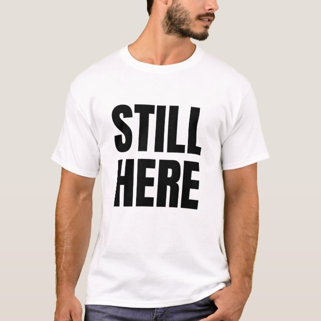 Camiseta STILL HERE (Dark) (Anverso)