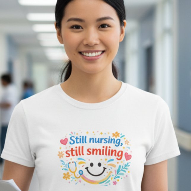 Camiseta Still Nursing, Still Smilling Nurse T-Shert (Subido por el creador)