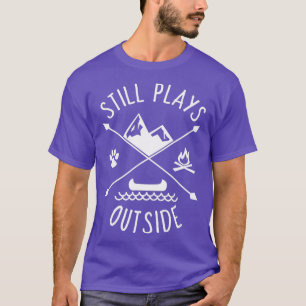 Camiseta Still Plays Outside  Funny Quote Camping and Hikin
