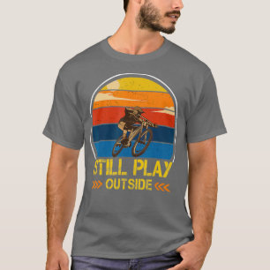 Camiseta Still Plays Outside Funny Quote Camping Bike