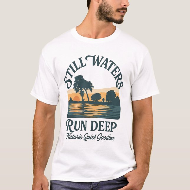 Camiseta Still Waters Run Deep – Nature Landscape (Anverso)