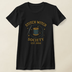 Camiseta Stitch Witch Society EST 1994 Arte de costura retr