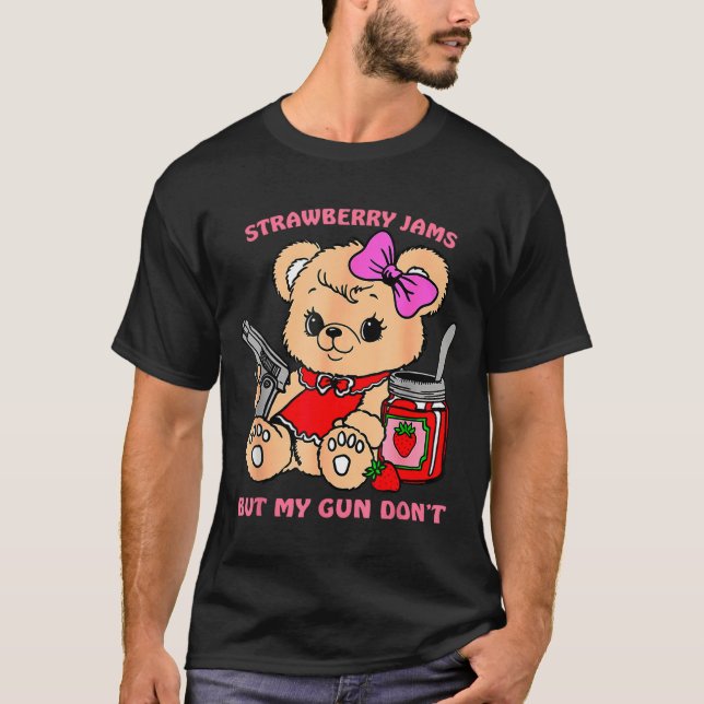 Camiseta Strawberry Jams But My Gun Don't Funny Teddy Bear  (Anverso)
