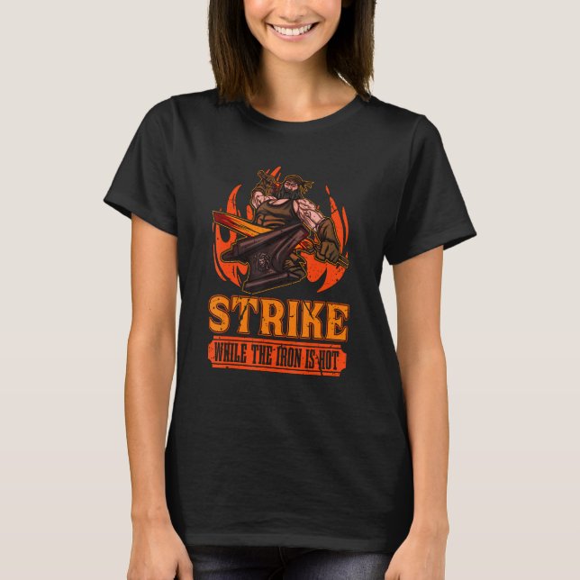 Camiseta Strike While The Iron Is Hot Loves Blacksmith Forg (Anverso)