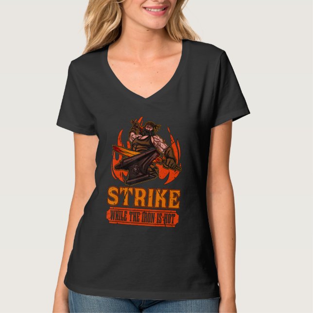 Camiseta Strike While The Iron Is Hot Loves Blacksmith Forg (Anverso)