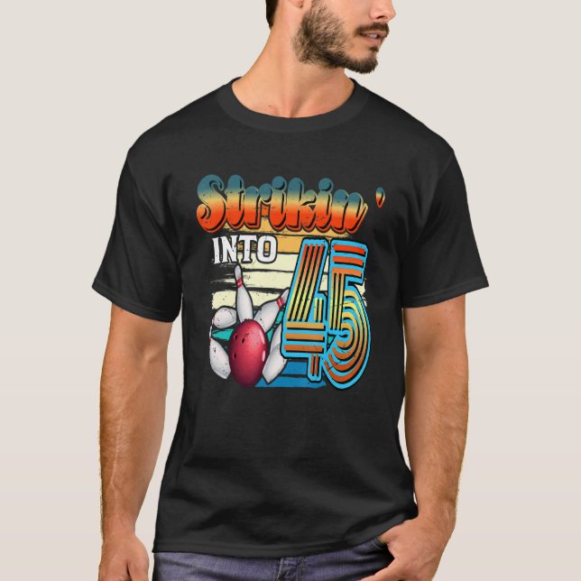 Camiseta Strikin' en 45 Bowling Bowler 45th Birthday Cele (Anverso)
