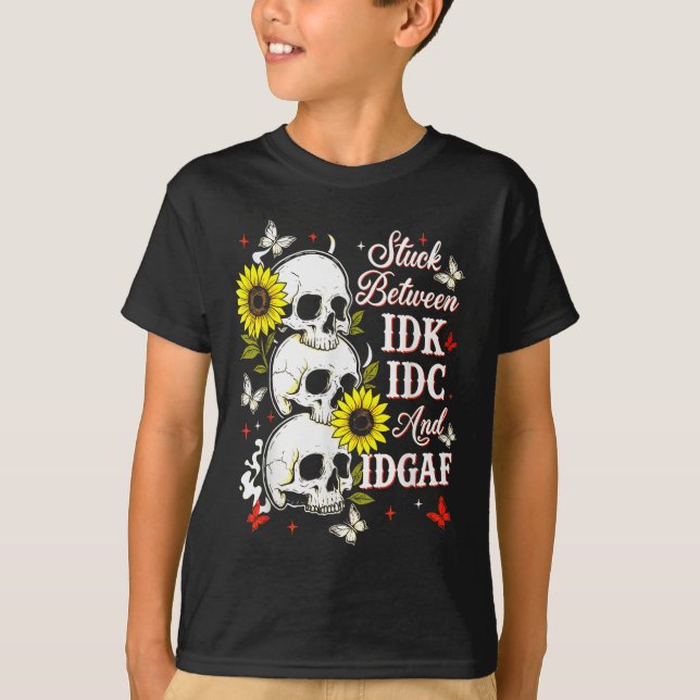 Camiseta Stuck Between Idk, I And Idgaf Sunflower Skull Sar (Anverso)